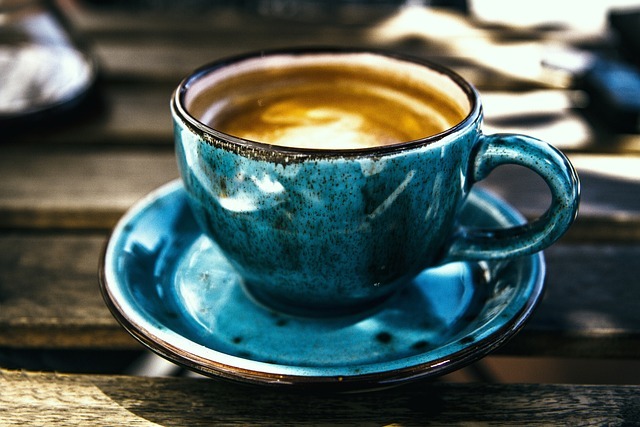 Kaffee in einer blauen Tasse, Kaffeezubereitung mit Siebträgermaschine
